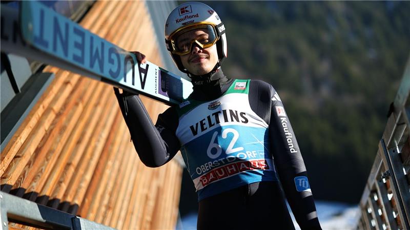 Raimund trägt seine Ski in Obertstdorf.