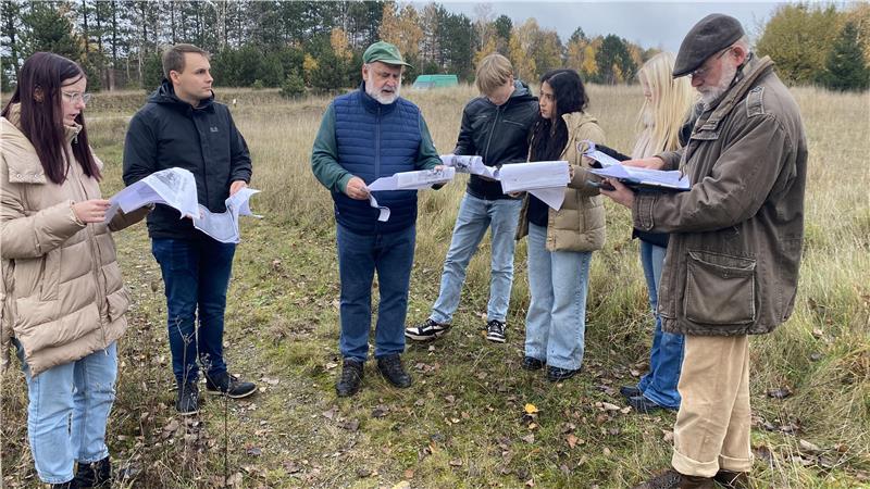 Harzburger Schüler erforschen Schicksale von NS-Zwangsarbeitern Rainer Bendick vom Volksbund (re.) und Dr. Friedhart Knolle vom Verein Spurensuche (3.v.l.) zeigen Amalia Adamiec, Geschichtslehrer Lukas Friedrich, Louis Heger, Lina Rashad und Melina Skotarek (v.l.) den Ort, wo die Zwangsarbeiterbaracken standen.