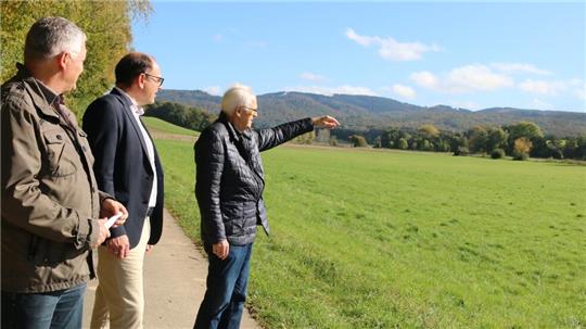 Rainer Block, Vorstandsvorsteher Ausbauverband Nette, Erik Homann ,Bürgermeister der Stadt Seesen und Dipl.-Ing. Uwe Metzing blicken Dienstagmittag auf das Planungsgebiet im Schildautal, östlich der Ortschaft Bornhausen.