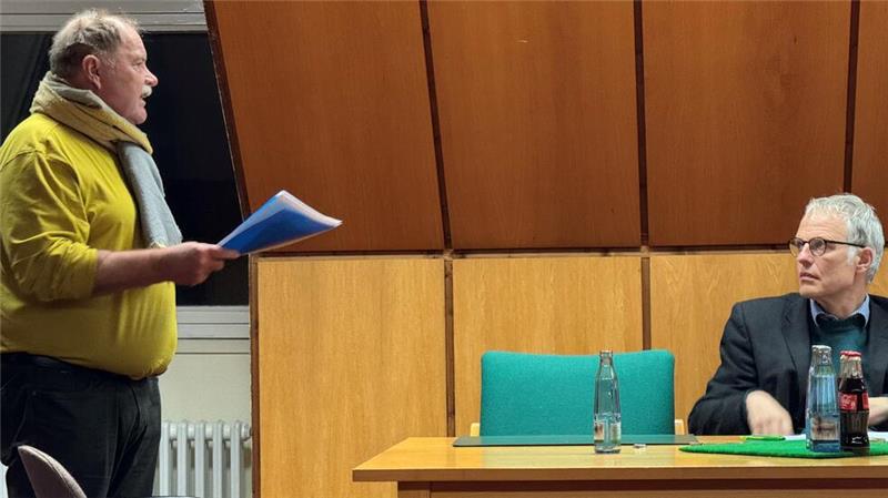 Rainer Dittmann (l.) aus Hohegeiß beschwert sich in der Bürgerfragestunde ausführlich darüber, dass die Städtischen Betriebe Braunlage zu viel Salz verbrauchen.