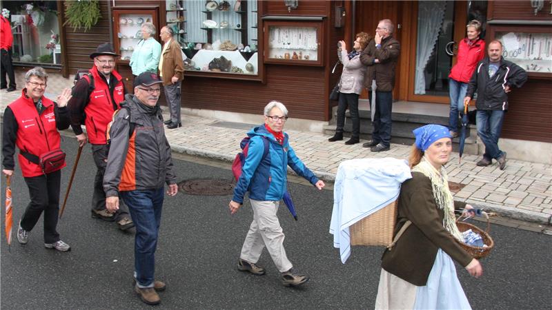 Rainer Eikemeyer (2.v.l.) gewinnt beim Heimatfest 2015 eine Reise nach Glücksburg.