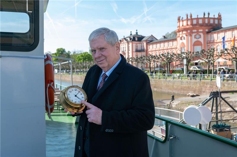 Rainer Hunold als Oberstaatsanwalt Bernd Reuther in der Serie "Der Staatsanwalt" auf dem Rhein vor dem Biebricher Schloss.