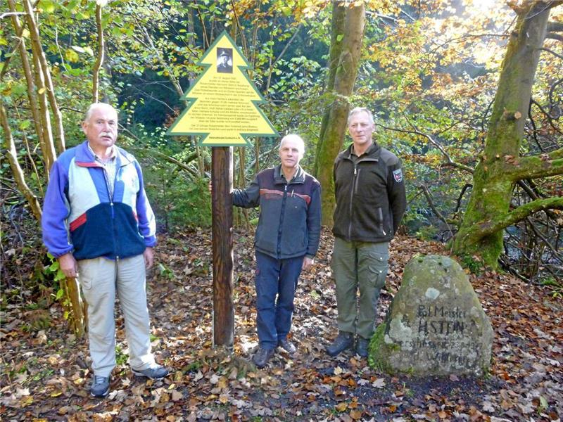 Rainer Kutscher, 1. Vorsitzender der Heimatstube Lerbach, Forstamtmann Manfred Weinert und Christoph Schubert von der Nationalparkwacht St. Andreasberg (v.l.) weihten die neue Dennert-Tanne ein.  Foto: Sebastian Kutscher