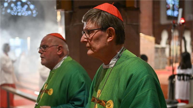 Was passiert nach dem Tod des Papstes? Rainer Maria Woelki (r) und Reinhard Marx sind zwei der drei deutschen Kardinäle, die den neuen Papst mitwählen. (Archivbild)