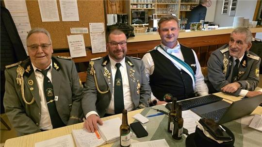Rainer Wendt, Volker Keinert, Tobias Bierwirth und Michael Keinert aus dem Vorstand der Schützengesellschaft führen durch die Jahreshauptversammlung.