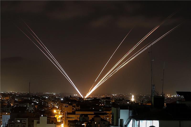 Israel: Raketenangriff aus Gazastreifen trotz Waffenruhe Raketen, die am Samstag aus dem Gazastreifen abgefeuert wurden, fliegen in Richtung Israel.