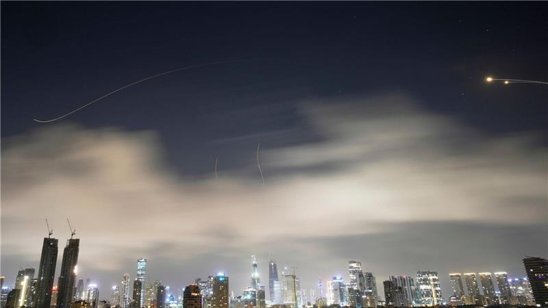 Raketenabwehr feuert, um Raketen aus dem Iran über Tel Aviv abzufangen. 