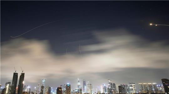 Raketenabwehr feuert, um Raketen aus dem Iran über Tel Aviv abzufangen. 