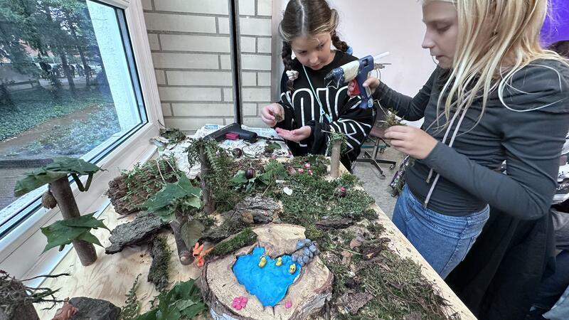 Harzburger Gymnasiasten wollen helfen, die Welt zu retten Rakhaela (l.) und Sophie bauen sich ihren eigenen kleinen Wald, um zu erfahren, wie vielseitig die Natur ist.