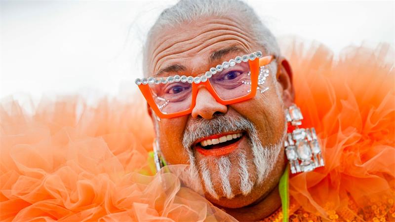 CSD in Köln: Warum „Flirty Flamingo“ auf die Straße geht Ralf (64) aus Dortmund ist ein CSD-Veteran und kann deshalb den Vergleich zu früher ziehen.