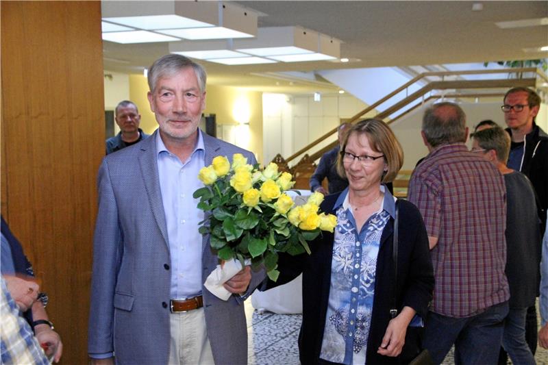 Ralf Abrahms freut sich mit seiner Frau Ulla Lenk über den deutlichen Sieg bei der Bürgermeisterwahl in Bad Harzburg.  Foto: Schlegel