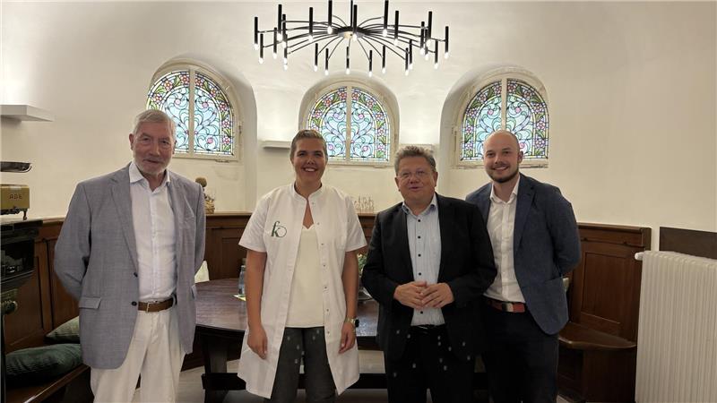 Ralf Abrahms (v.l.), Theresa Fulst, Andreas Philippi und Christoph Willecke beim Besuch in der Fritz-König-Apotheke.