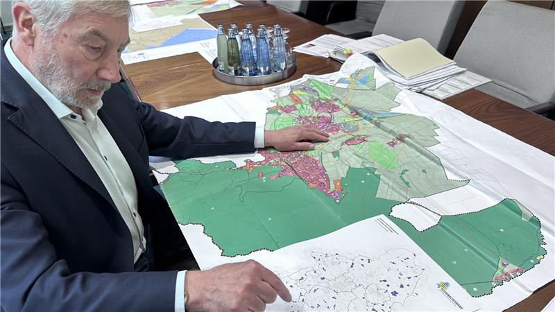 Ralf Abrahms vor einem Jahr mit dem Entwurf der Windpark-Planung des Regionalverbandes. Darin ist ein neues Projekt bei Bettingerode vorgesehen, das in Harlingerode indes müsste nach diesem Plan kleiner werden, als es die Investoren gerne hätten.