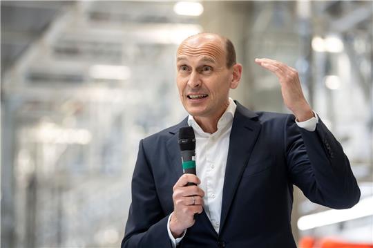 Ralf Brandstätter, Mitglied des Vorstands der Volkswagen AG für China, sieht «keine Hinweise auf Menschenrechtsverletzungen» in dem umstrittenen Werk im Westen Chinas.