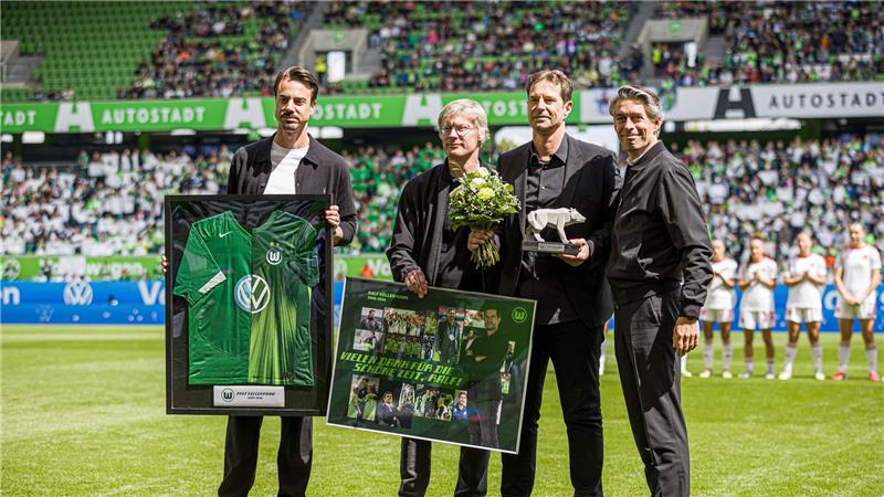 Ralf Kellermann, Direktor Frauenfußball beim VfL Wolfsburg (2.v.r.), wird verabschiedet.