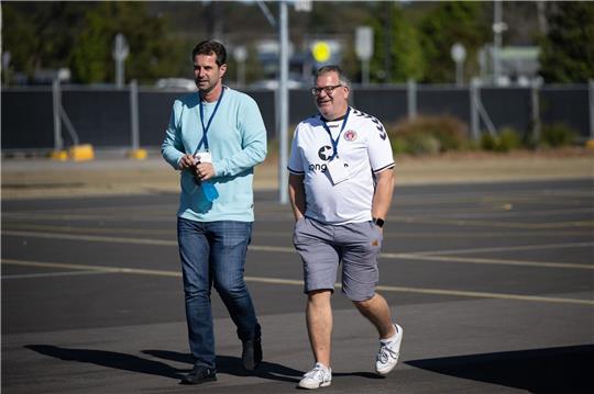 Ralf Kellermann (l), kommt mit Moderator Elton zum Training der Spielerinnen.