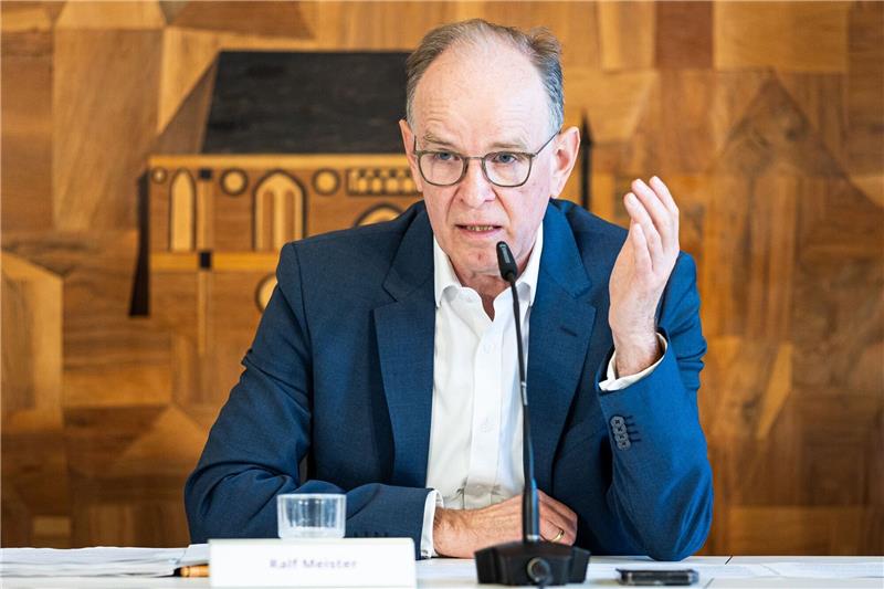 Ralf Meister, Landesbischof der evangelisch-lutherischen Kirche Hannover, spricht auf einer Pressekonferenz.