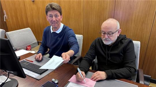 Ralf Otte (l.) und Michael Wimmer haben am ersten Tag der Briefwahl im Wahllokal schon ordentlich zu tun.