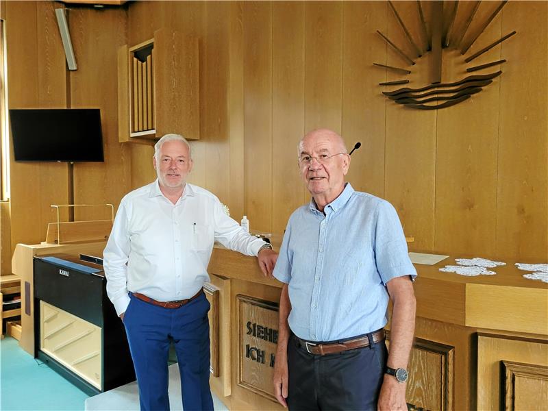 Ralf Pilgrim (l.) ist seit gut zwei Jahren Gemeindevorsteher, Bischof Rainer Knigge zwar bereits im Ruhestand, aber auch er bringt sich nach wie vor stark in der Gemeinde ein – unter anderem mit Öffentlichkeitsarbeit.