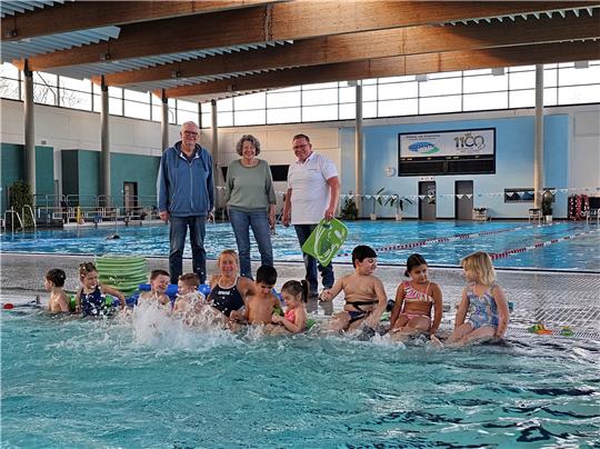 Ralf Schiller (v.l.), Jutta Schober und Sascha Feier schauen sich im Aquantic einen Schwimmkurs an. Foto: Sowa