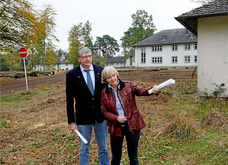 Ralf Schnelle und Sylva Viebach vermarkten den neuen Baugrund für Klosterkammer und Liemak.