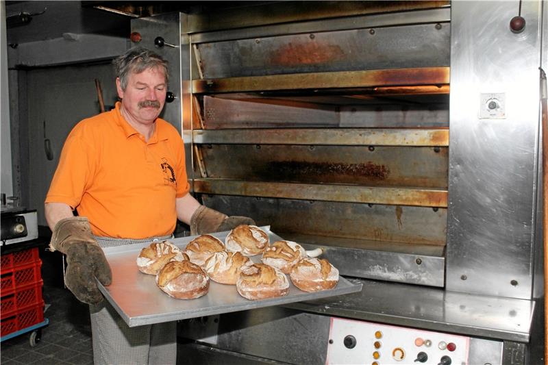 Ralf Schwieter im vergangenen Jahr in der Backstube mit dem Solibrot für den Kirchenladen.  Fotos: Seltmann