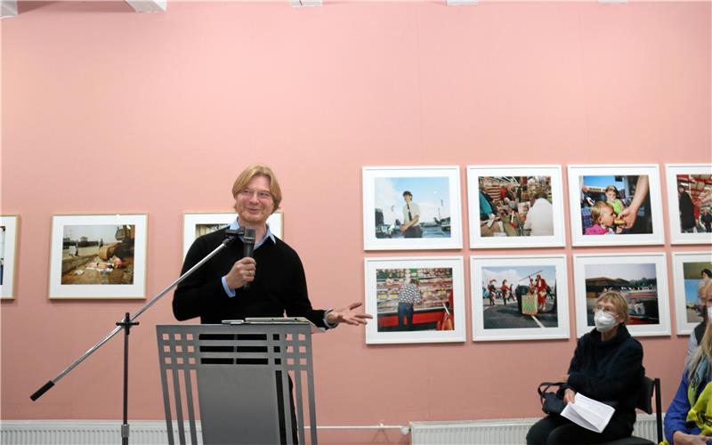 Ausstellung "Facing Britain" im Goslarer Mönchehaus eröffnet Ralph Goertz – hier vor einer Wand mit Fotos von Martin Parr – eröffnet die Ausstellung „Facing Britain“ im Goslarer Mönchehaus. Gezeigt werden 260 Motive von 46 Fotografen. Foto: Hartmann