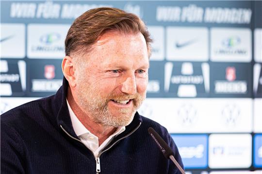 Ralph Hasenhüttl, neuer Trainer des VfL Wolfsburg, spricht auf der Pressekonferenz.