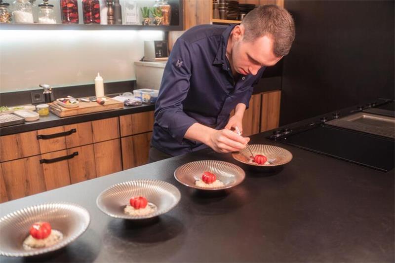 Gault & Millau empfiehlt Adressen in Seesen und Bad Sachsa Ralph Hollokoi, Chefkoch in Josephs Fine Dining im Romantischen Winkel in Bad Sachsa, bei der Arbeit.