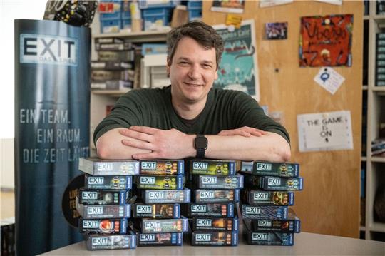 Ralph Querfurth, Spieleredakteur beim Kosmos-Verlag, in seinem Büro mit Spielen der «Exit - Das Spiel»-Reihe.