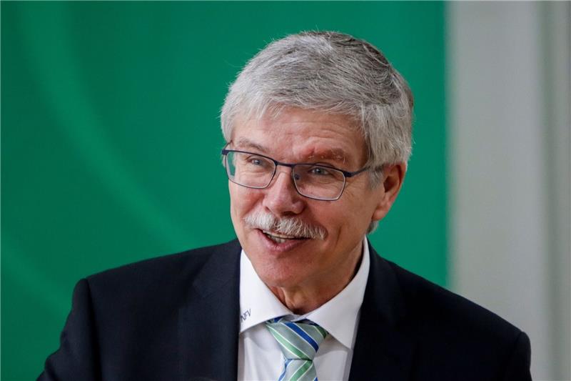 Nach „Äffchen”-Vergleich: Schaffert bedauert Wortwahl Ralph-Uwe Schaffert, Vizepräsident des Deutschen Fußball-Bundes (DFB) spricht.