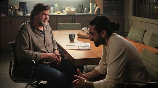 Ramin Taremi (rechtst, Omid Memar) wird in dem neuen „Tatort: Innere Angelegenheiten“ verdächtigt. Er ist ein Intensivtäter, der in diesem Fall aber seine Unschuld beteuert.