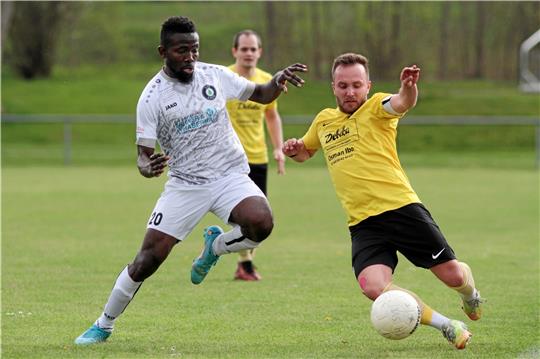 Rammelsbergs Kapitän Jerom Schliesenski (re.) geht im Derby mit einer starken kämpferischen Leistung voran, hier im Duell mit Okers Mamou Dou Diaby. Foto: Gietemann
