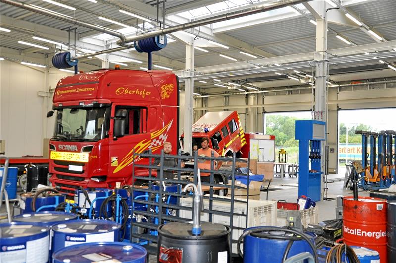 Rampen auch für die dicken Brummer: Der Service-Partner für MAN und Scania bietet sechs Lkw-Bühnen mit dreieinhalb Gruben samt Prüfstraße und Waschplatz. Foto: Heine