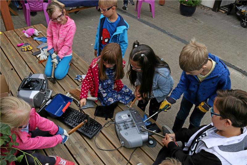 Gold gesucht und Eisen gefunden Ran an das Gold: Die Kinder versuchen, Elektrogeräte zu zerlegen.  Fotos: Hartmann
