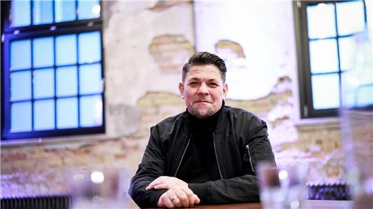 Ran an die Töpfe: Am Sonntag startet auf Vox die zehnte Staffel von „Kitchen Impossible“ - mit einem Stargast aus dem Ausland.