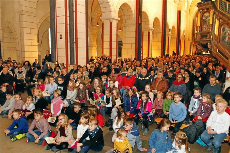 Krippenspiele faszinieren die Massen Randvolles Haus: Pastor Ralph Beims hat seine Marktkirche noch nie so gefüllt gesehen wie am Montag zum Krippenspiel.