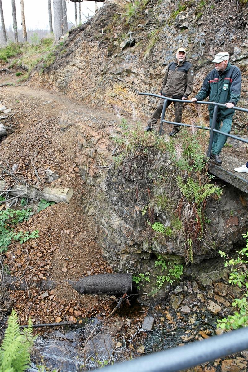 Ranger Hermann Zawadski (li.) und Revierleiter Klaus-Dieter Schultze zeigen am Nabentaler Wasserfall, wo der Pfad ausnahmsweise in den Fels hinein verbreitert wurde.