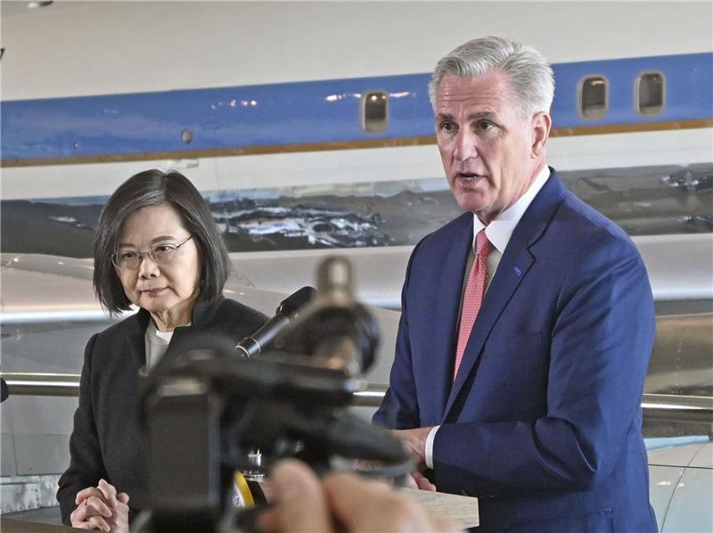 US-Besuch von Taiwans Präsidentin: China verhängt Sanktionen Ranghohes Meeting: In den USA war Tsai Ing-wen unter anderem mit dem Vorsitzenden des US-Abgeordnetenhauses, Kevin McCarthy, zusammengetroffen.