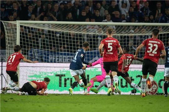 Ransford-Yeboah Königsdörffer (M) erzielte den entscheidenden Treffer für den Hamburger SV.
