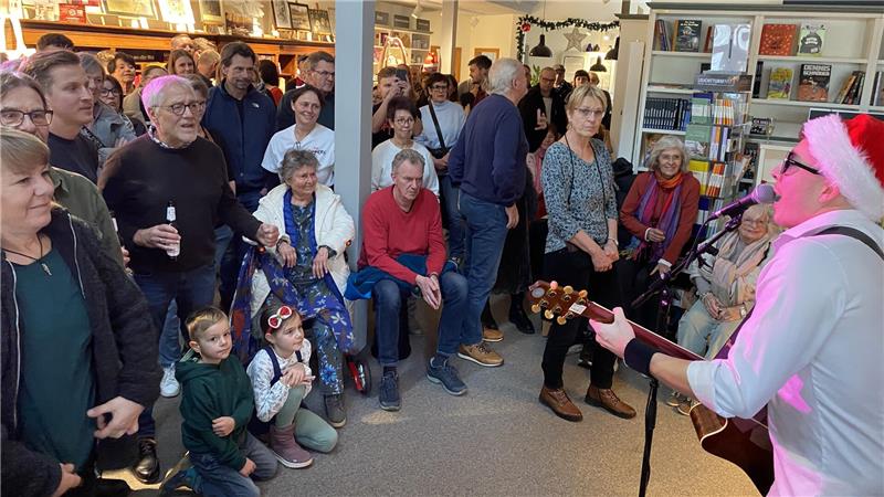 Das Publikum in der Bücher-Heimat steht eng gedrängt. 