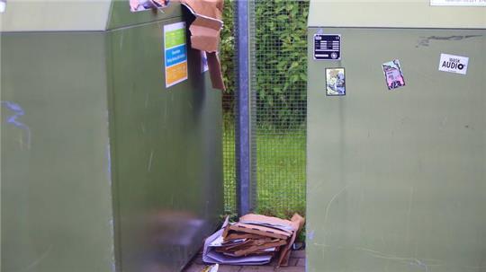 Rappelvoll: Überfüllter Altpapiercontainer in St. Andreasberg. Die Kreiswirtschaftsbetriebe Goslar haben derzeit Probleme mit einem Fahrzeug, das im Bereich von Braunlage eingesetzt wird.
