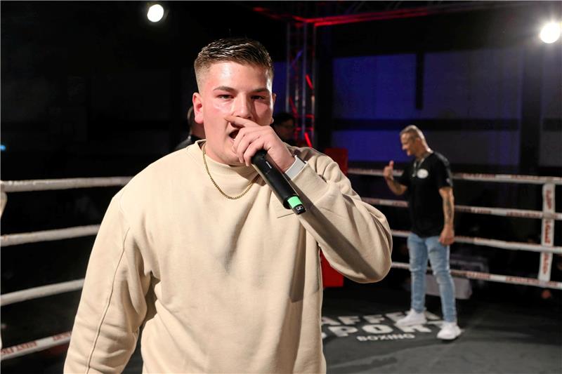 1. Goslarer Boxgala überzeugt mit Sport und Show Rapper Deeska aus Bad Harzburg tritt bei der 1. Goslarer Boxgala in der Goldenen Aue auf. Foto: Neuendorf