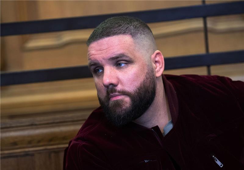 Rapper Fler sitzt während eines Prozesses im Amtsgericht Berlin-Tiergarten.