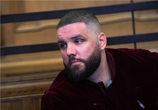 Rapper Fler sitzt während eines Prozesses im Amtsgericht Berlin-Tiergarten.