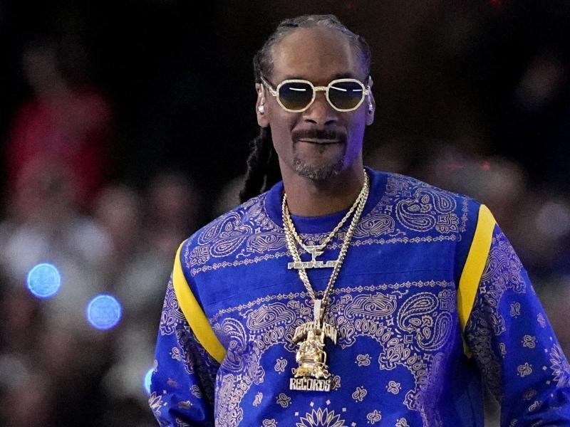 Rapper Snoop Dogg bei der Halbzeitpause des 56. Super Bowl. Foto: Tony Gutierrez/AP/dpa