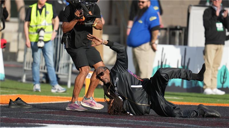 Rapper Snoop Dogg versucht einen Kickoff zu fangen.