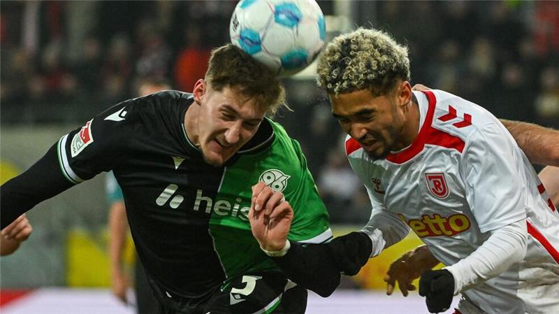 Breitenreiter jubelt beim Comeback als Hannover-Coach Rasantes Kopfballduell zwischen Hannovers Phil Neumann (l) und Jahn-Profi Bryan Hein.