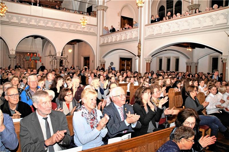 Rasch hat sich die Begeisterung der Sänger und Musiker auf das Publikum in der Luther übertragen. Rund 650 Gäste sind zum Weihnachtskonzert gekommen.
