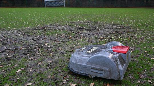 Rasenmähroboter „Robby“ hatte sich unbemerkt im Rasen festgefahren. 